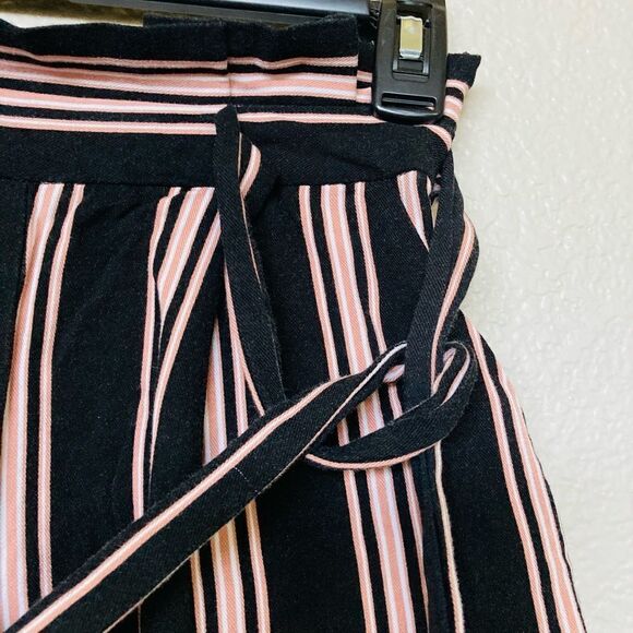 Forever 21 Contemporary Striped Belted Shorts XS - Picture 4 of 5